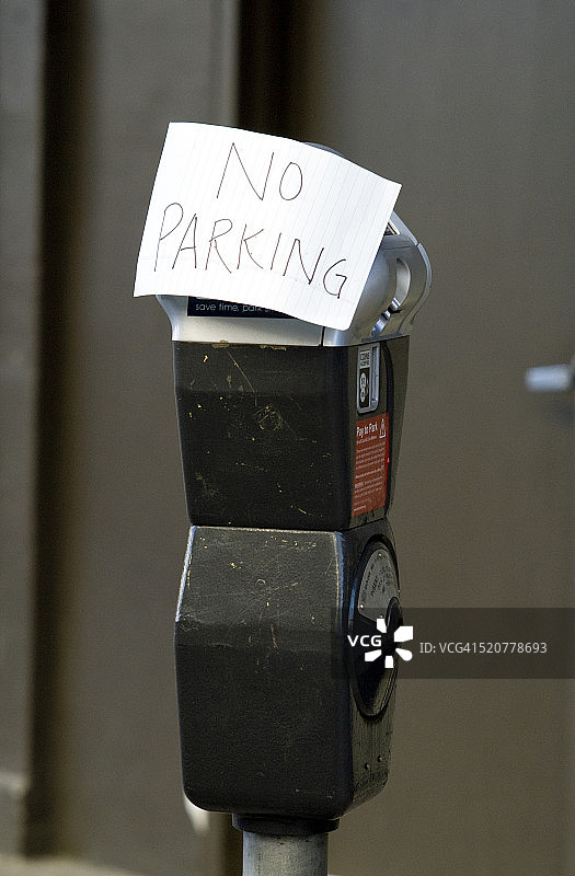 停车收费表上写着“禁止停车”图片素材