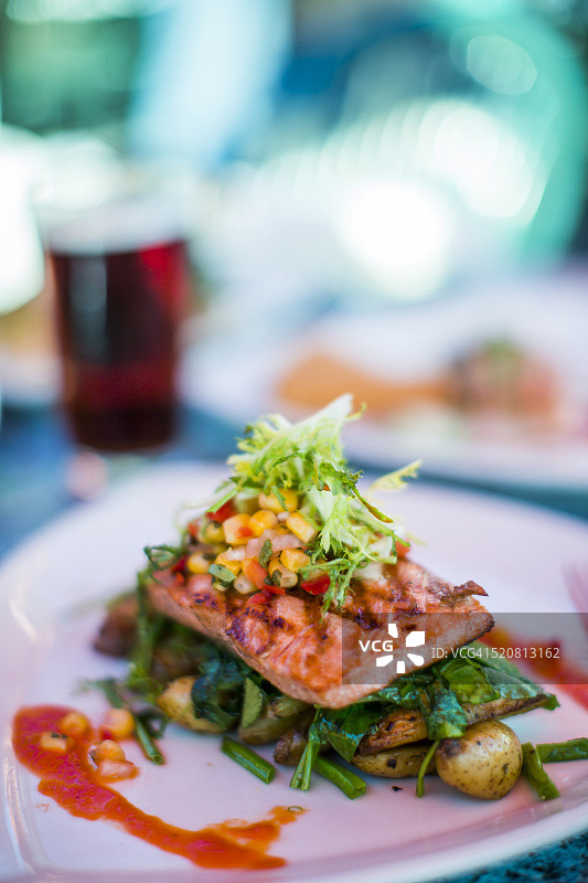 在华盛顿州西雅图的一家餐馆里，一小盘鲑鱼。图片素材