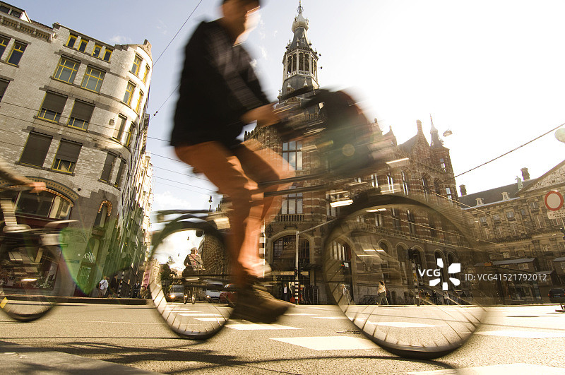 在阿姆斯特丹骑自行车图片素材