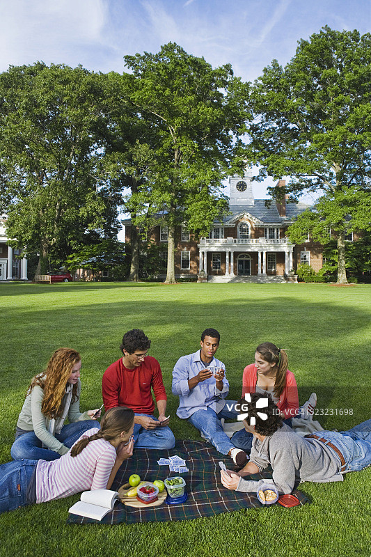大学生在校园草坪上野餐图片素材