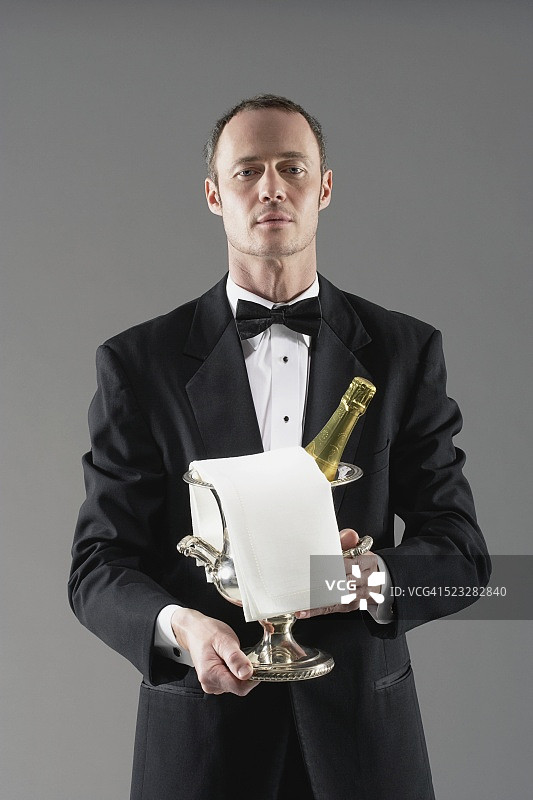 侍者端着一桶香槟图片素材