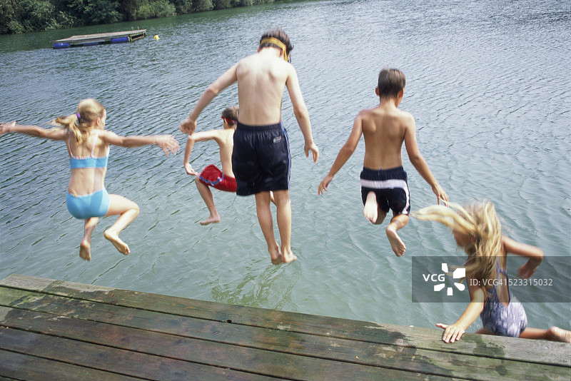 一群跳进湖里的孩子图片素材