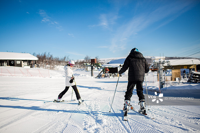 在挪威山区滑雪图片素材