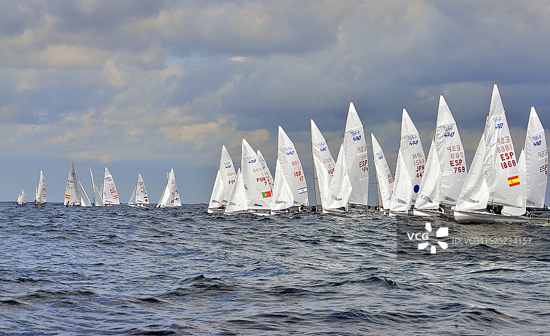 许多帆船在赛舟会比赛图片素材