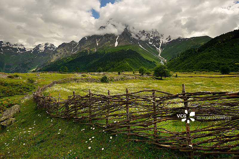 手工编织栅栏和遥远的山脉，马泽里村，斯瓦涅蒂，格鲁吉亚图片素材