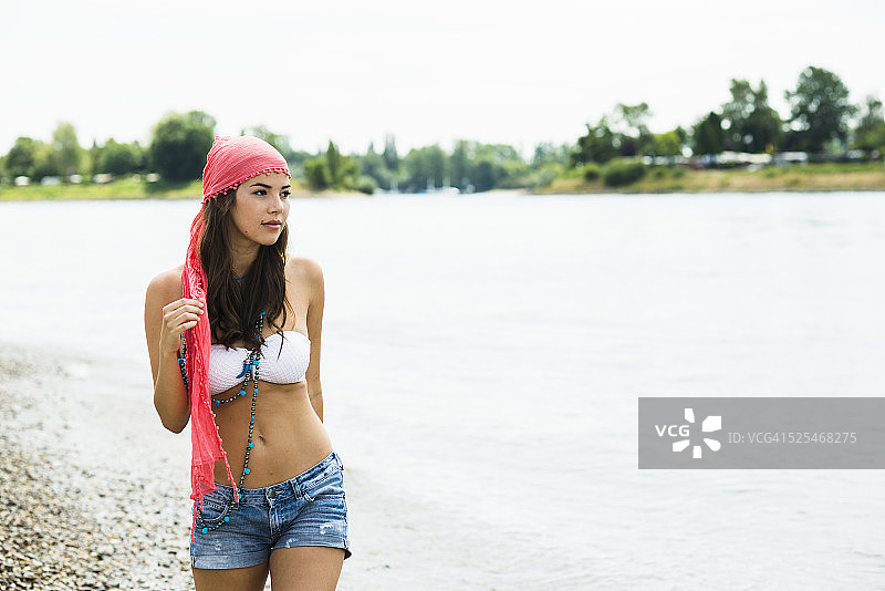 年轻女子站在莱茵河的水边图片素材