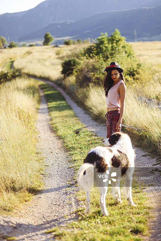 带着牧羊犬在乡间徒步旅行图片素材