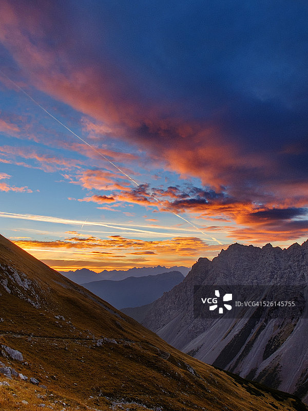 欧洲阿尔卑斯山的奇妙日出图片素材
