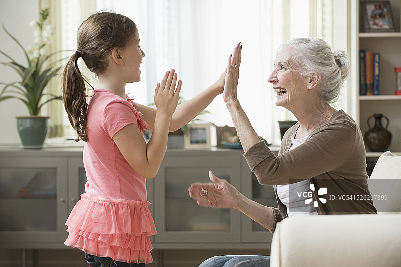 白种人的祖母和孙女玩拍手游戏图片素材