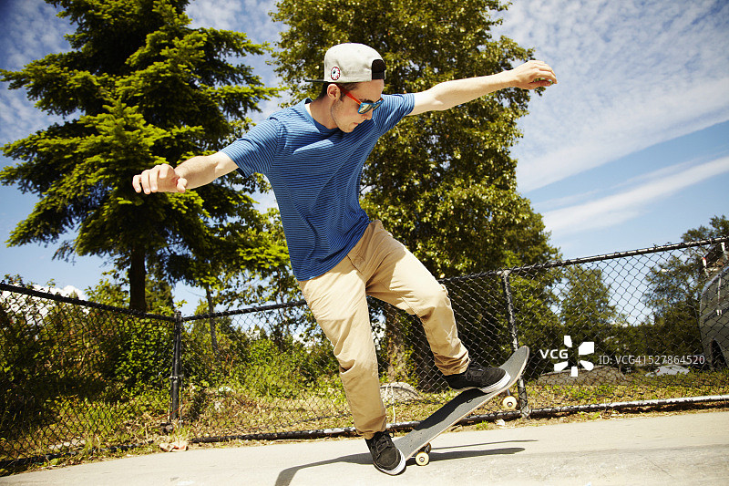 16-17岁的男孩在滑板公园玩滑板图片素材