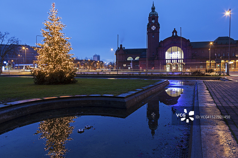 威斯巴登中央车站和圣诞树图片素材