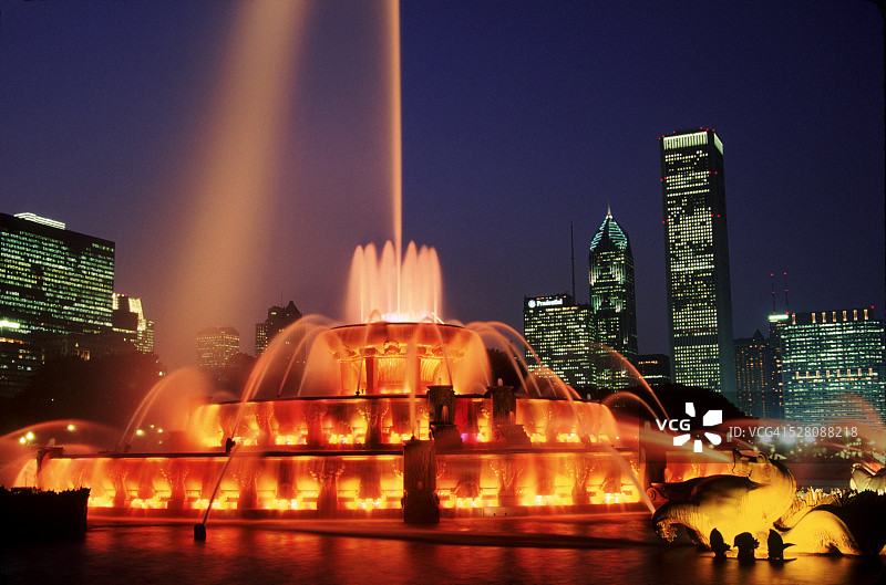 晚上的白金汉喷泉-芝加哥图片素材