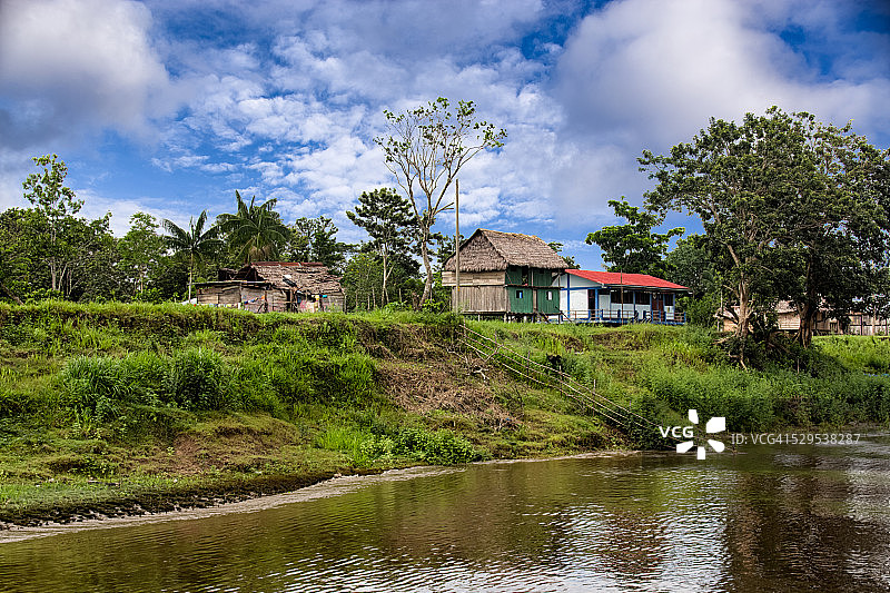 秘鲁亚马逊河流域的一个小村庄图片素材