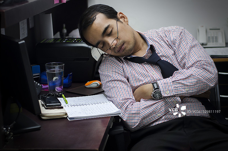 男人在办公室睡觉图片素材