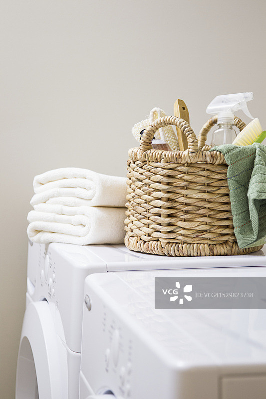 毛巾和篮子放在洗衣机上图片素材