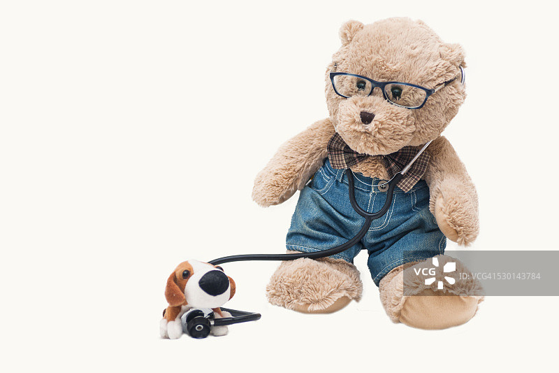 泰迪熊和听诊器照顾玩具狗图片素材