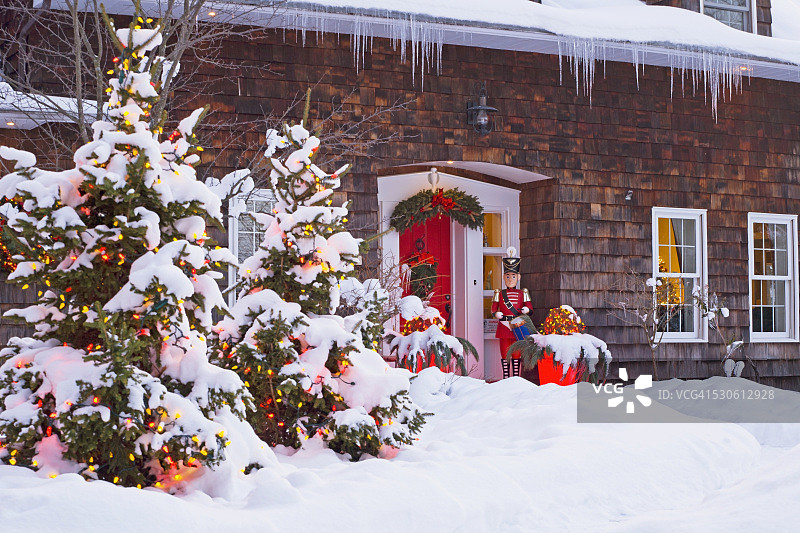 房子前面的圣诞装饰;伟达公关加拿大魁北克图片素材
