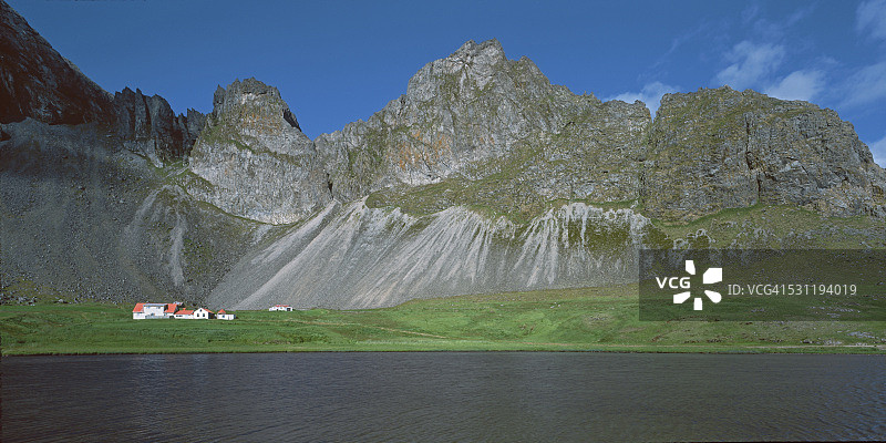 Eystrahorn山和冰岛东部偏远地区的一个农场图片素材