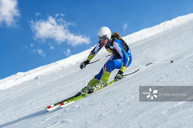 女滑雪者在直下坡滑雪比赛图片素材
