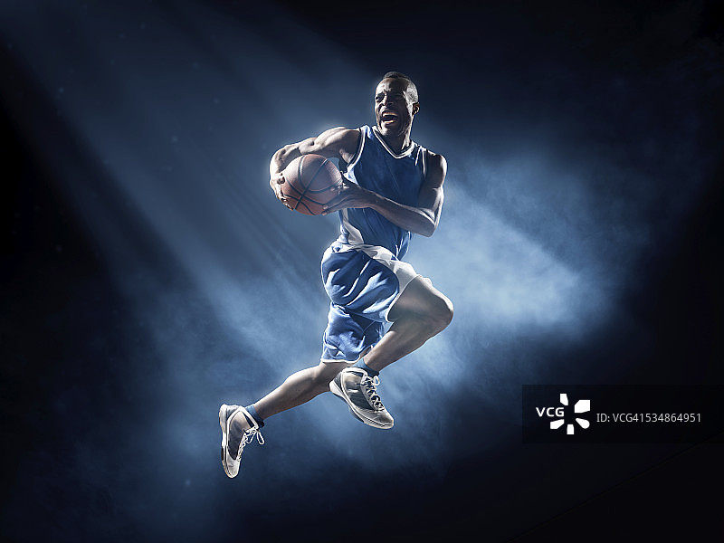 篮球运动员跳投图片素材