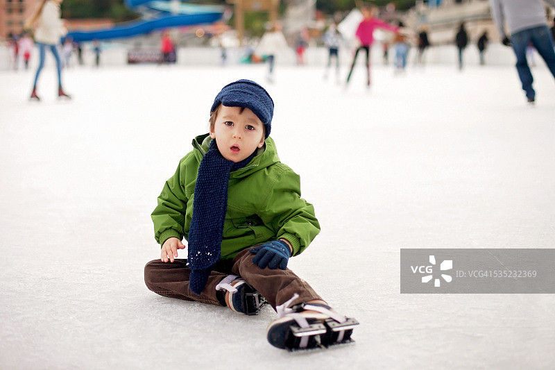 小男孩在室外溜冰场溜冰图片素材