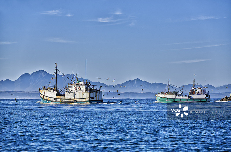 出海捕鱼的渔船图片素材