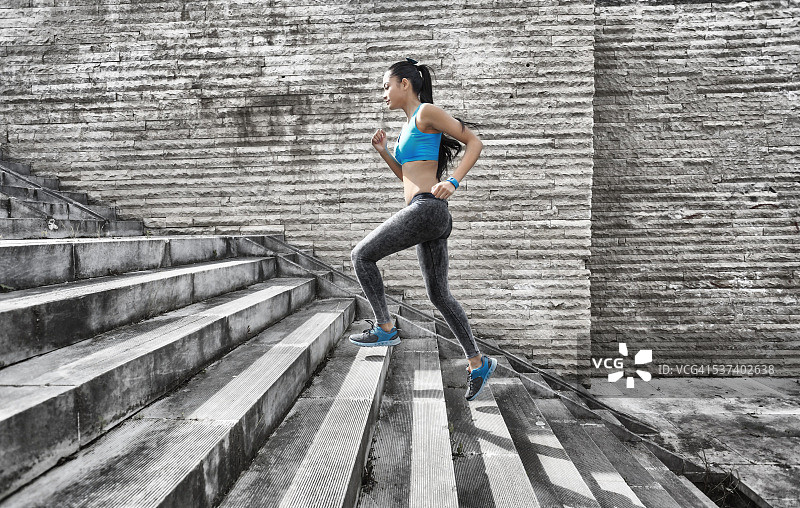 女运动员跑上石阶侧视图图片素材