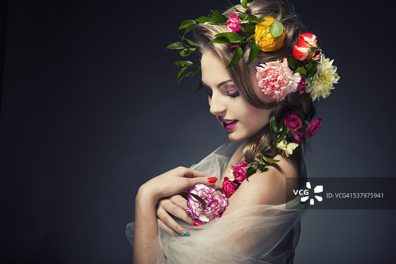 头发上插着花的漂亮女人图片素材