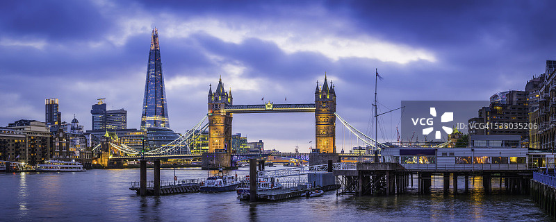 伦敦塔桥和碎片大厦照亮了泰晤士河全景图片素材
