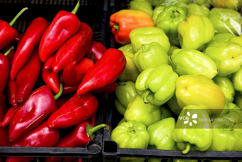 格鲁吉亚巴统市场上的辣椒和辣椒图片素材