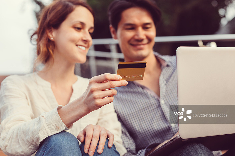 用信用卡在网上购物的夫妇图片素材