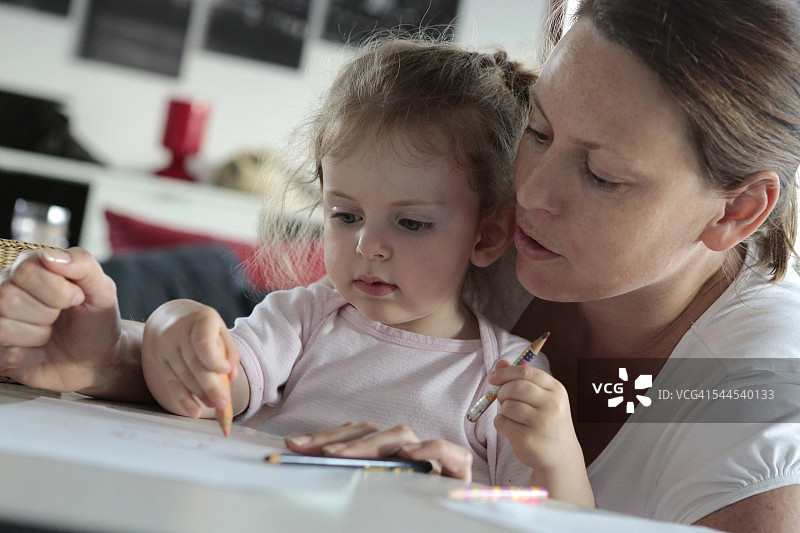 妈妈和女儿用彩色铅笔画画图片素材