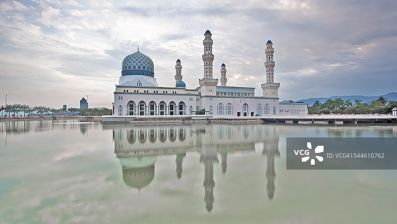 马来西亚沙巴市Kinabalu市，叫做Likas Bandaraya Mosque的洪水图片素材