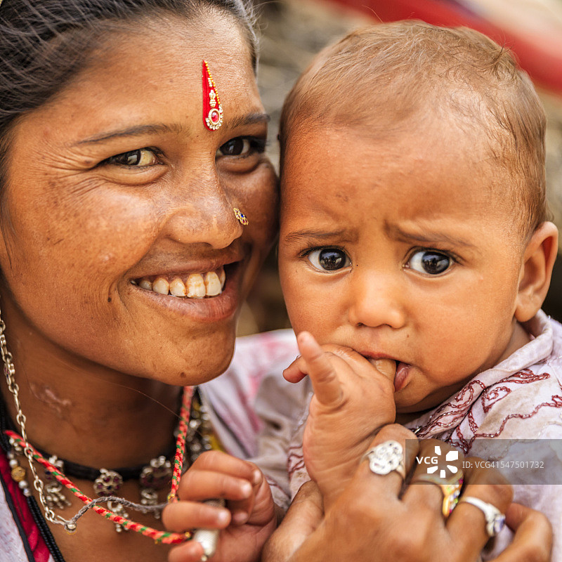 焦特布尔附近的村庄，年轻的印度母亲抱着她的小婴儿图片素材