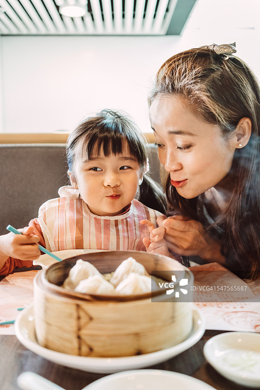 妈妈和女儿喜欢吃中国点心饺子图片素材
