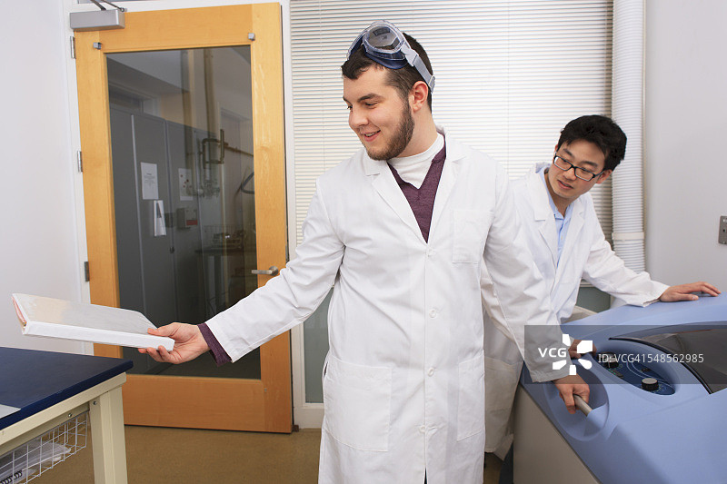工程专业学生在实验室中使用细菌振动筛和培养机图片素材