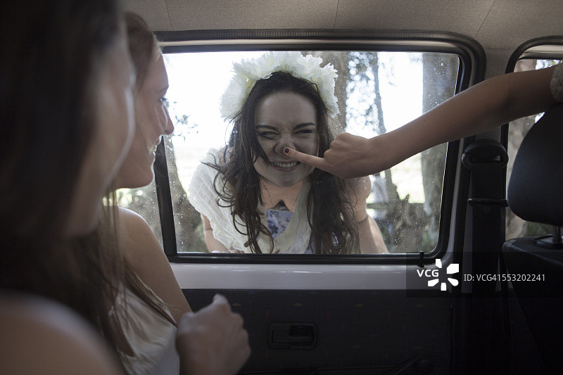南非，公路旅行中的朋友们在车窗前做鬼脸图片素材