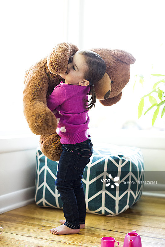 美国，犹他州，盐湖城，女孩(4-5)拥抱泰迪熊图片素材