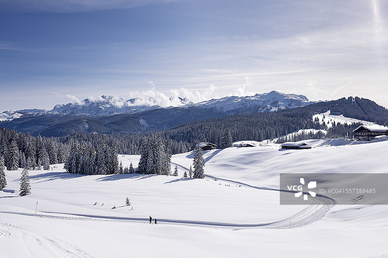 德国，Reit im Winkl，白雪覆盖的Winklmoosalm, Loferer Steinberge和Steinplatte在背景中图片素材