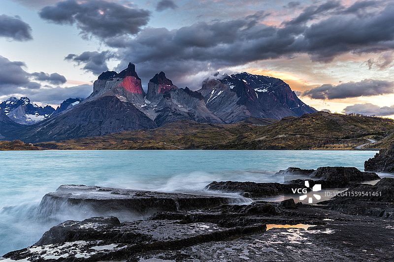智利，托雷斯·德尔·潘恩国家公园，佩霍湖的日出图片素材