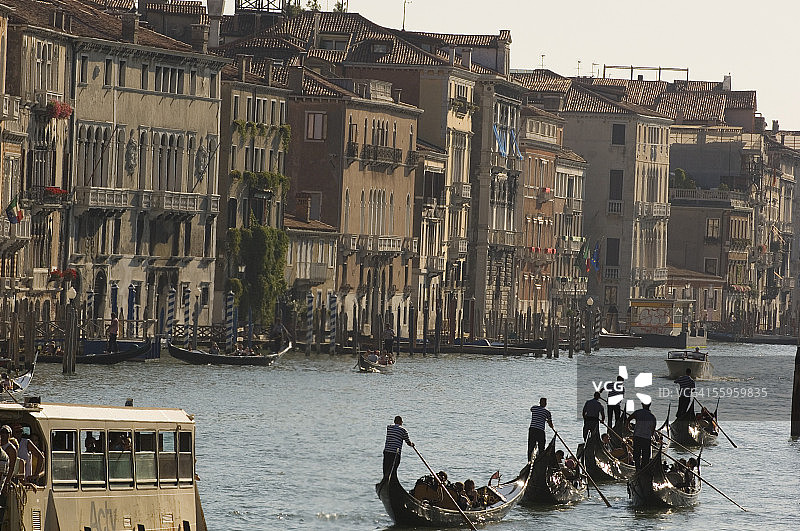 六个贡多拉，大运河，威尼斯，意大利图片素材
