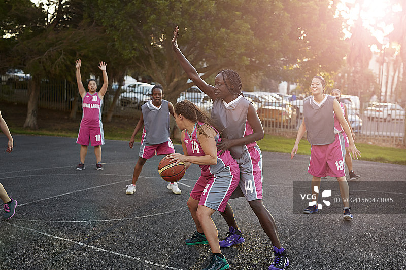 女子篮筐运动员运球和抢断图片素材