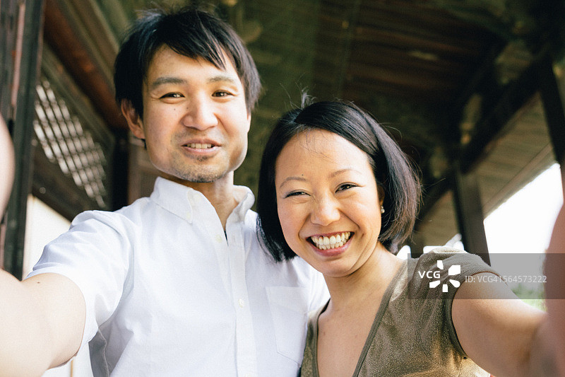 快乐的日本夫妇在寺庙自拍图片素材
