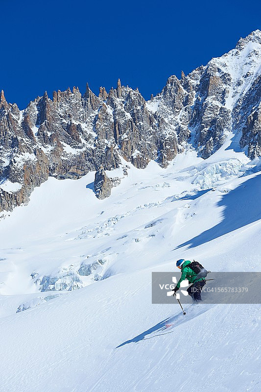 男性滑雪者在勃朗峰上滑雪陡坡，格莱安阿尔卑斯山，法国图片素材