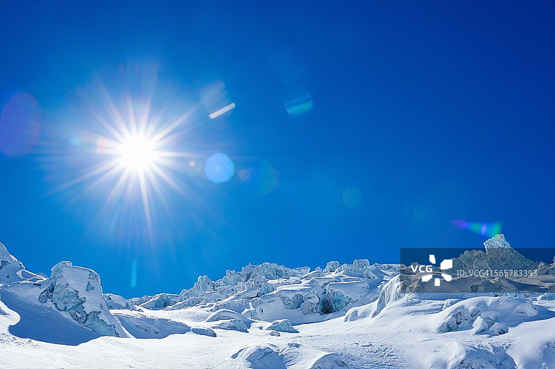 奇异的白雪覆盖的景观和蓝天，勃朗峰，格拉安阿尔卑斯山，法国图片素材