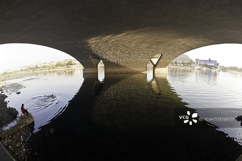 在漓江上的一座桥下图片素材