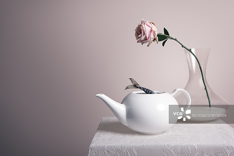 桌子上有一个茶壶，一瓶牛奶和一朵玫瑰图片素材