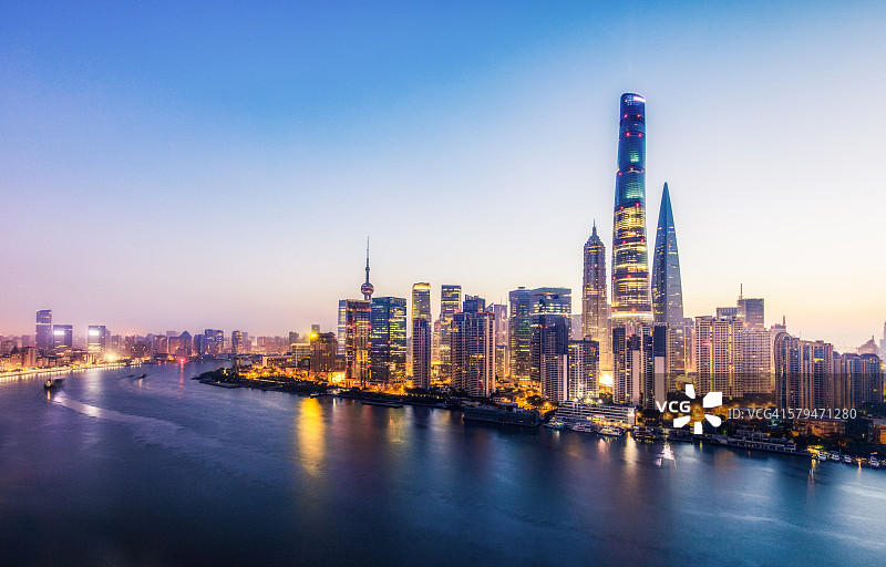 黎明时分的上海天际线和陆家嘴城市景观，中国上海图片素材