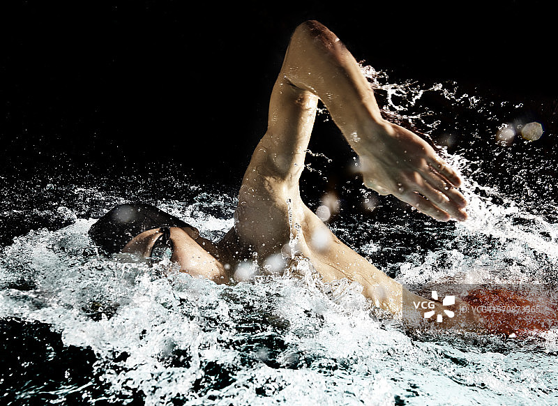 男游泳运动员图片素材