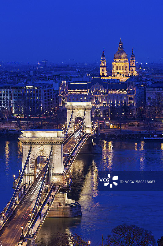 匈牙利，布达佩斯，照明铁链桥和圣斯蒂芬斯大教堂图片素材